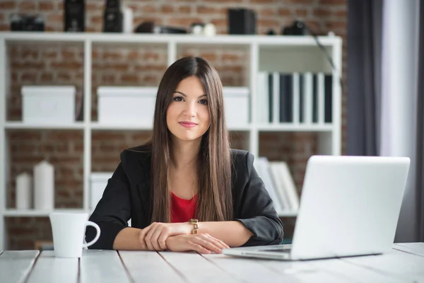 Vrouw werkzaam op modern kantoor — Stockfoto