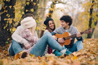 Arkadaşlar açık gitar çalmak   