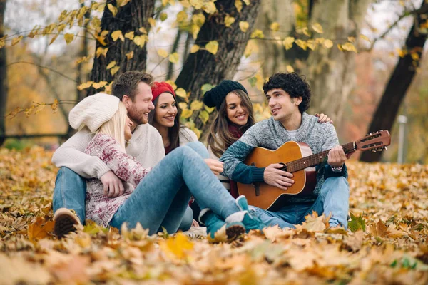 Arkadaşlar açık gitar çalmak   