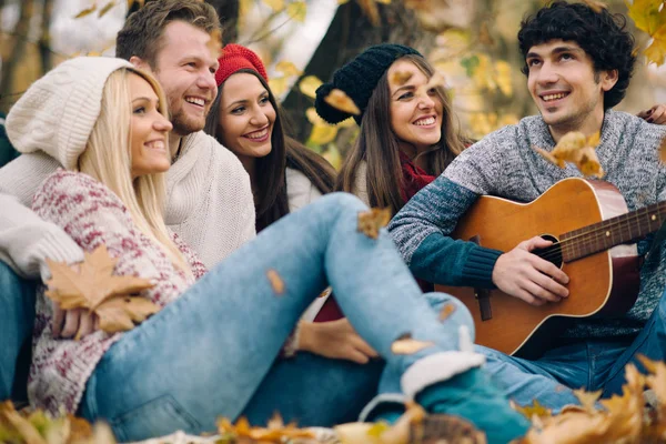 Vrienden gitaarspelen buiten — Stockfoto