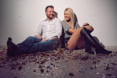 Genç çift eğlenmek 