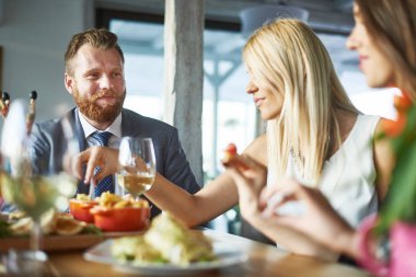 Şirket yöneticileri, üç insanlar konuşuyor 