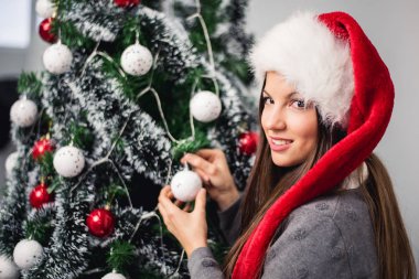 Genç güzel gülümseyen santa kadın  