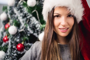 Genç güzel gülümseyen santa kadın  