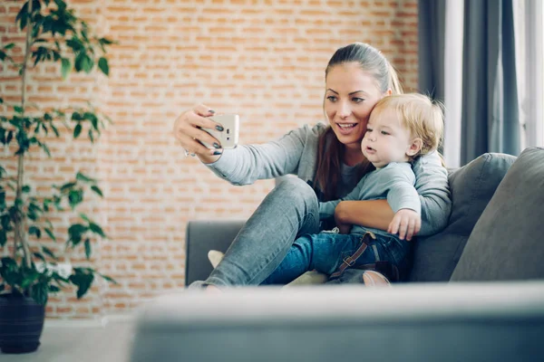 Mom and toddler taking selfie — Stock Photo, Image
