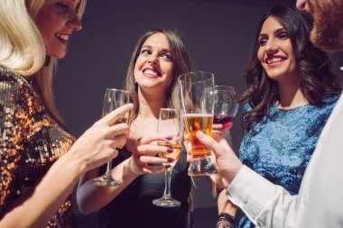 mutlu arkadaşlar eğlenmeye 