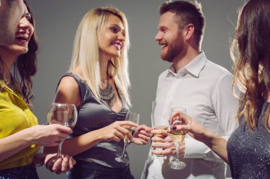 mutlu arkadaşlar eğlenmeye 