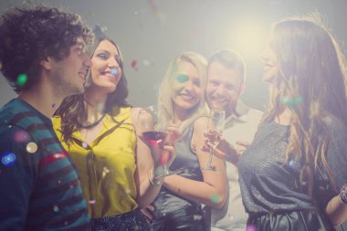 mutlu arkadaşlar eğlenmeye 