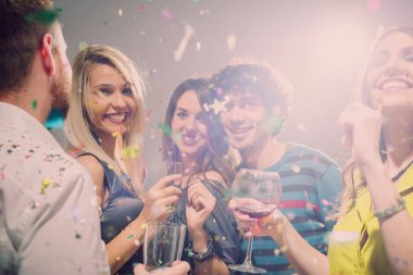 mutlu arkadaşlar eğlenmeye 