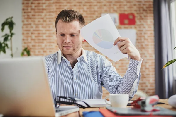 Jeune homme d'affaires dans le bureau moderne — Photo