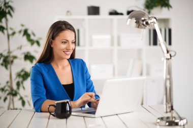 Modern ofis içinde çekici iş kadını