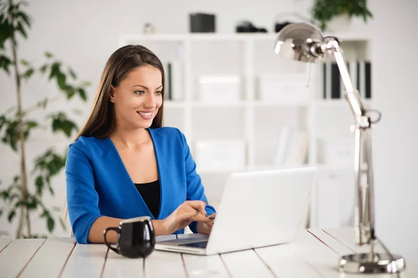 Aantrekkelijke zakenvrouw in moderne kantoren — Stockfoto