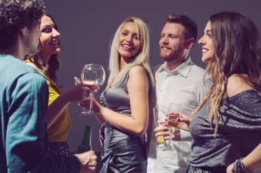 İnsanlar dans, içme ve eğlenmek 