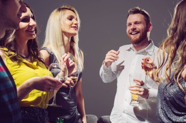 İnsanlar dans, içme ve eğlenmek 