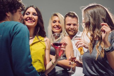 İnsanlar dans, içme ve eğlenmek 