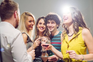 İnsanlar dans, içme ve eğlenmek 