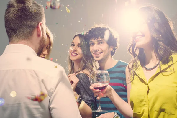 Gente bailando, bebiendo y divirtiéndose — Foto de Stock