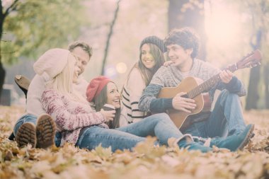Arkadaşlar açık gitar çalmak 