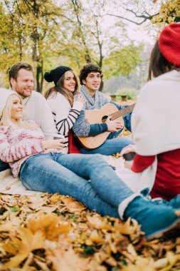 Arkadaşlar açık gitar çalmak 