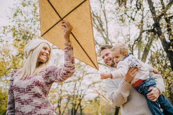 Feliz caucásico padres y su hijo disfrutando al aire libre — Foto de Stock