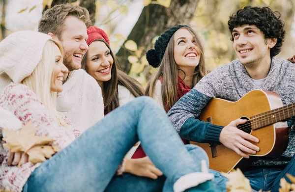 Vrienden gitaarspelen buiten — Stockfoto