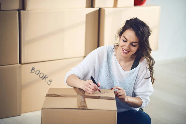 Mujer joven en apartamento nuevo — Foto de Stock