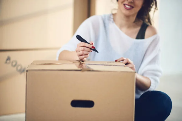 Mujer joven en apartamento nuevo — Foto de Stock