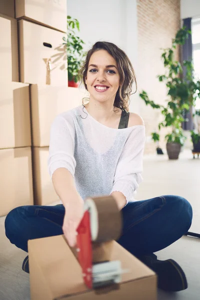 yeni evinde genç kadın