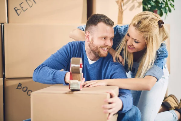 Ehepaar zieht in neue Wohnung — Stockfoto