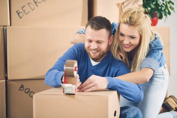 Pareja moviéndose en nuevo piso — Foto de Stock