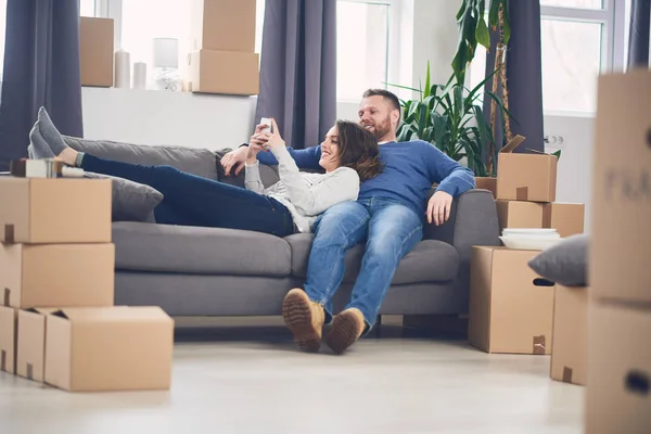 Uomo e donna in nuovo appartamento — Foto Stock