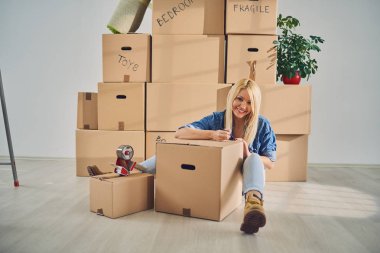 Kadın ile malzeme taşımak için