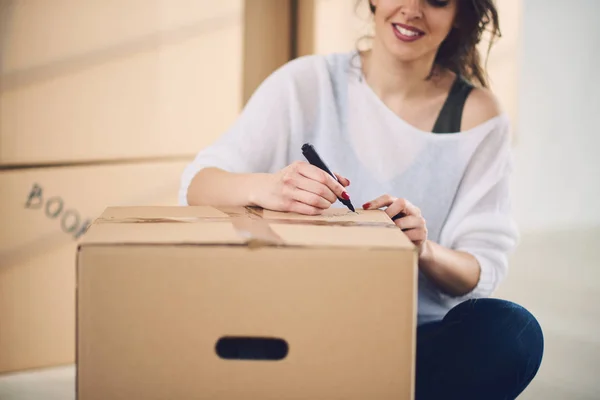 Mujer con cosas para moverse — Foto de Stock