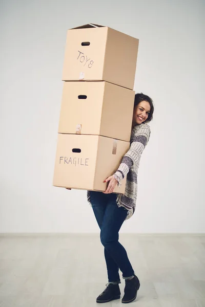 Žena s věcí na stěhování — Stock fotografie
