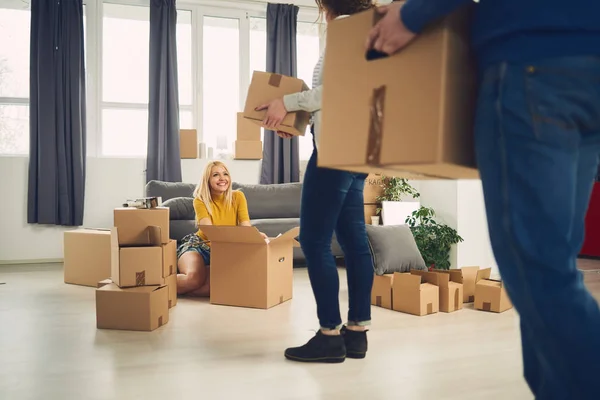 Grupo de amigos mudándose a un apartamento nuevo — Foto de Stock