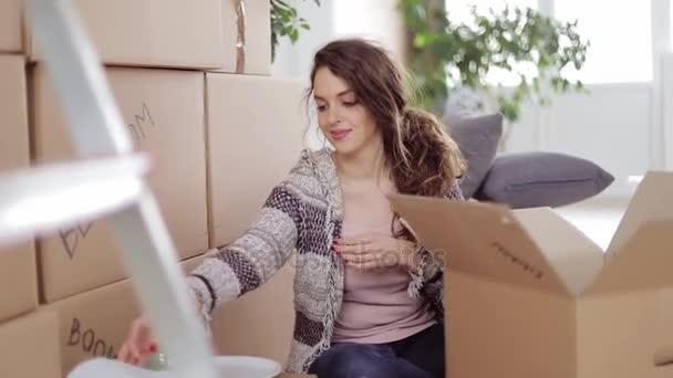 Жінка упаковка тарілок в коробки — стокове відео