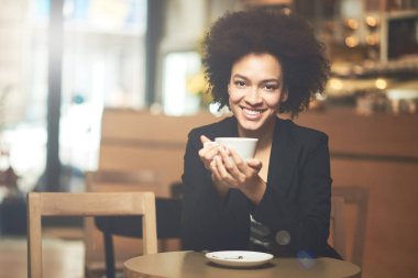 Genç bayan kahve içiyor.