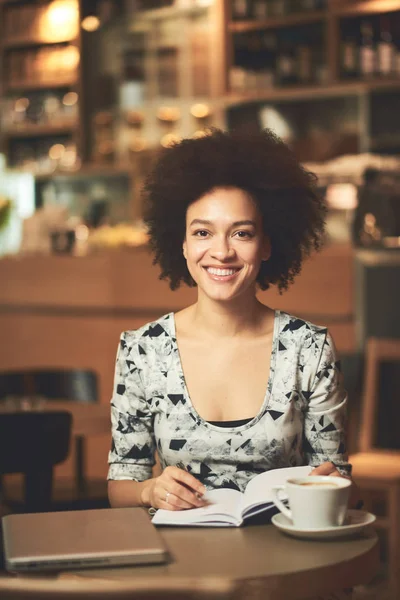 Gemengd ras vrouw in coffeeshop — Stockfoto