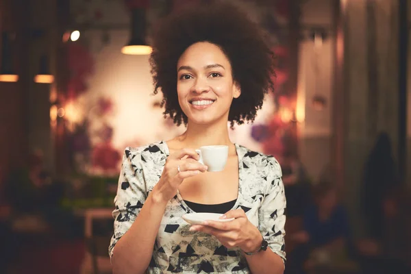 Mixed race woman in coffee shop — Stock Photo, Image