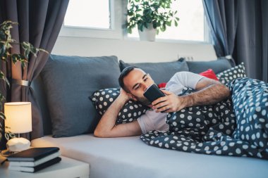 Genç cep telefonu bağımlısı adam