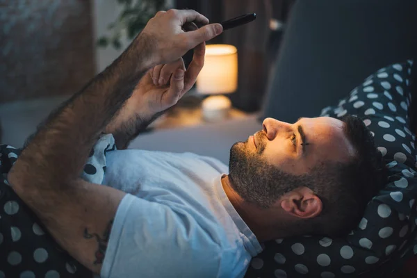 Joven adicto al teléfono celular hombre —  Fotos de Stock