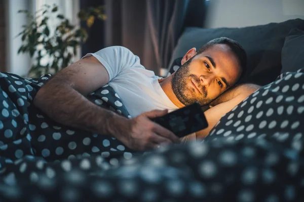 Joven adicto al teléfono celular hombre —  Fotos de Stock