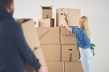 Yeni dairede bir çift