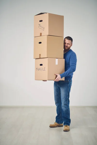 Člověk pohybující se v novém bytě — Stock fotografie