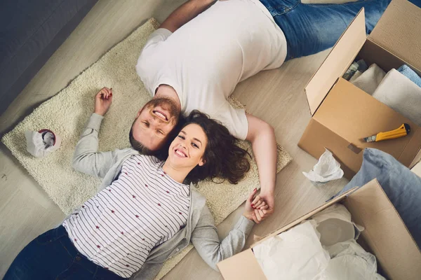 Koppel verhuizen naar nieuw appartement. — Stockfoto