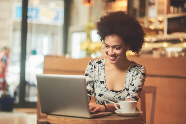 Giovane donna in caffè — Foto Stock