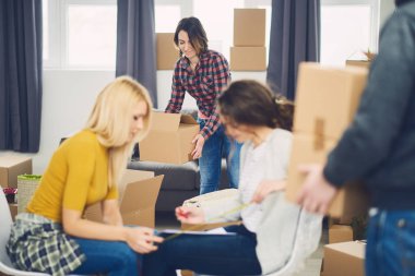 Arkadaş grubu ile malzeme kutuları