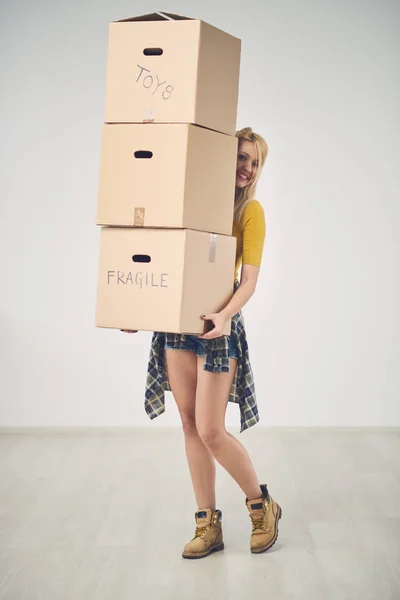 Mujer joven con cajas — Foto de Stock