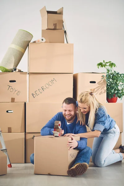 Paar mit Kartons mit Sachen — Stockfoto
