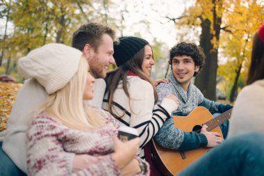 Arkadaşlar açık gitar çalmak 